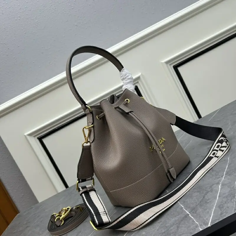 prada aaa qualite sac a main  pour femme s_12105661